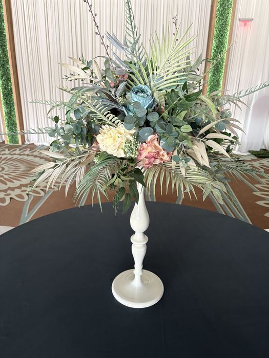 Decoratiuni sala evenimente, panou foto intrare, aranjamente florale