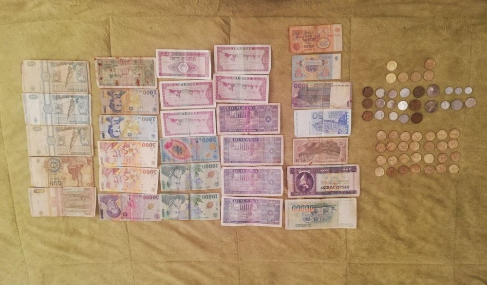 Vând colecție de bancnote și monede