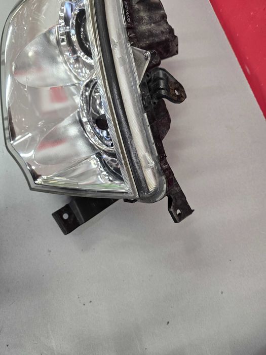 Оригинален фар Mitsubishi L200