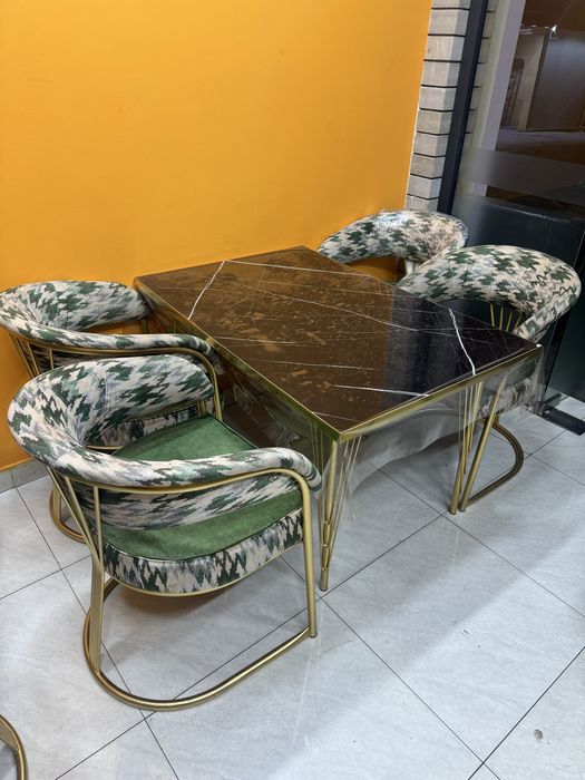 stol stul. kafe. restoran. uchun stol va stullar