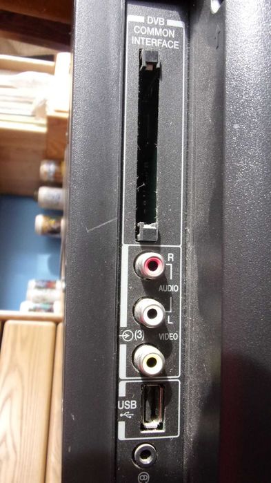 TV 32 inch Toshiba HD LED 1368 x 780 with remote controller - full working TV