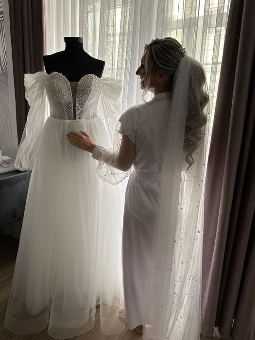 Rochie de mireasa cu perle si maneci detasabile