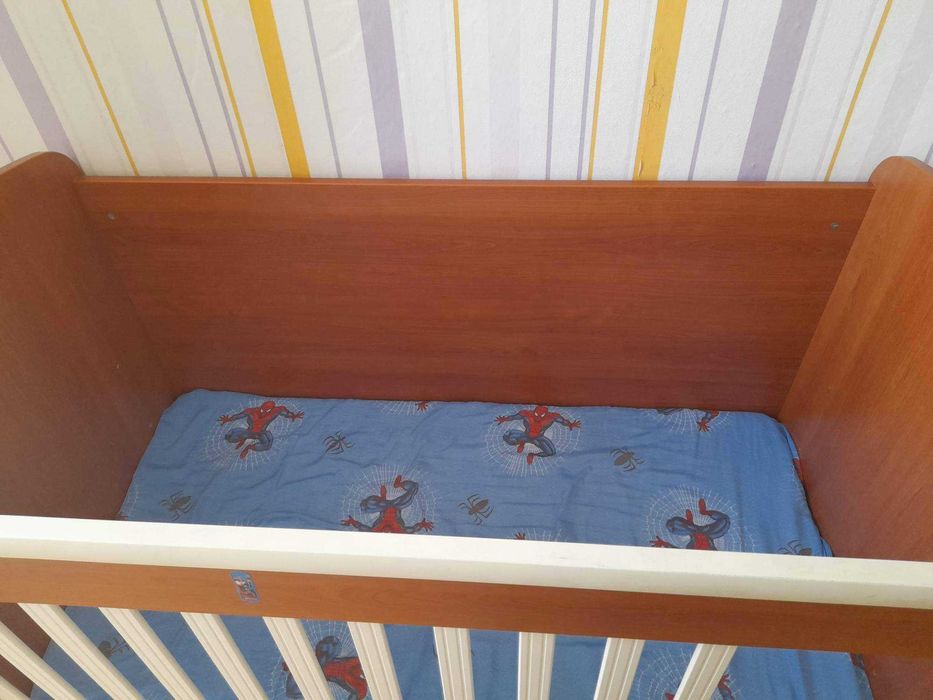 Детско легло с люлеещ се механиъм