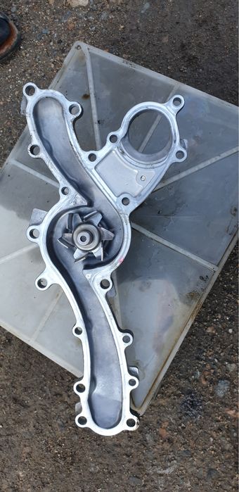 Помпа от двигателя 3 gr -fse