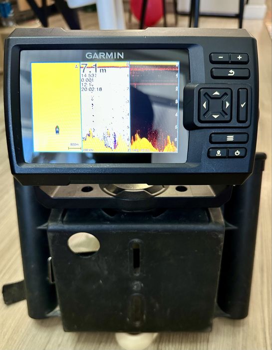 Продам срочно эхолот Garmin Striker Plus 5CV