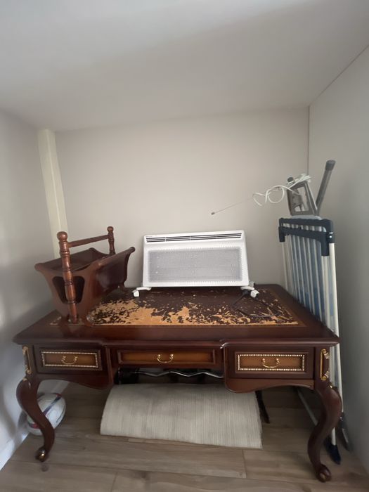 Стол коричневый