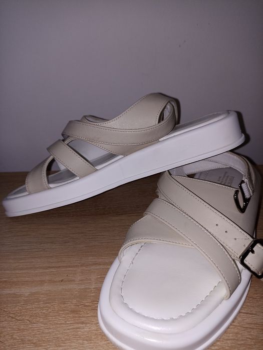 Продам босоножки новые