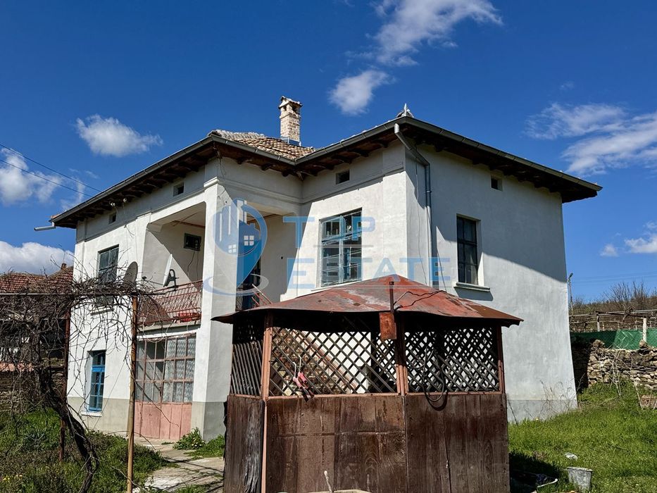 Двуетажна къща с кладенец и допълнителни постройки в село Долна Липни