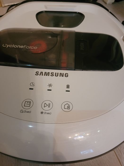 робот пылесос в идеальном состоянии