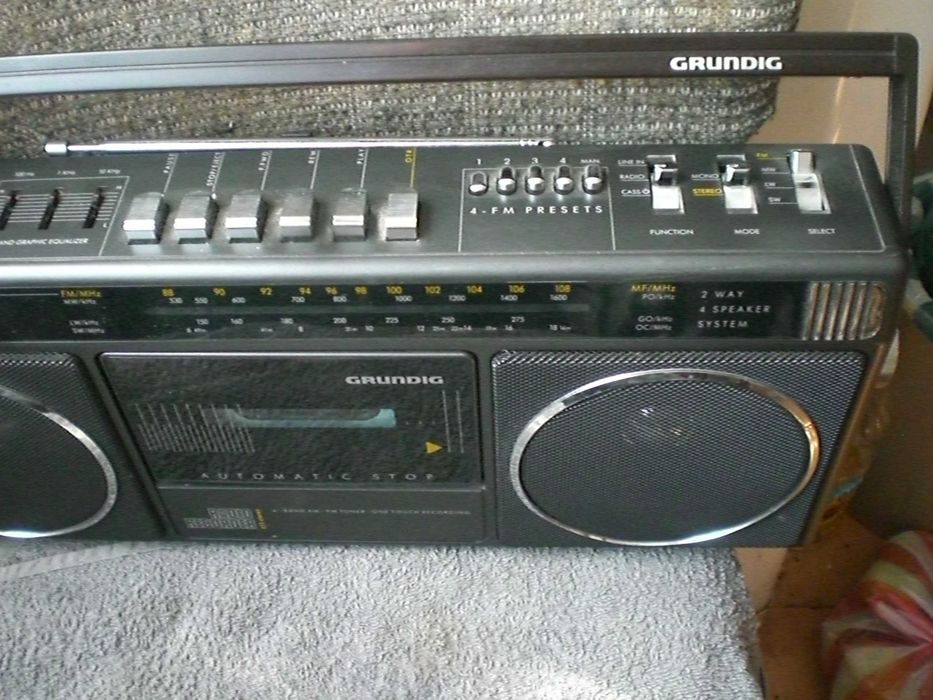Касетофон GRUNDIG  работи радио и касетофон
