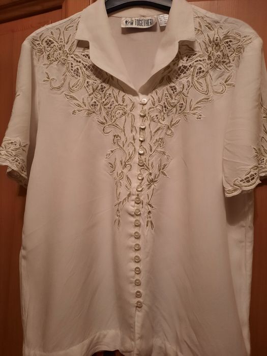 Frumoasa bluza de dama cu broderie aurie marimea 38