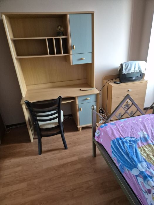 Продавам скрин и детско бюро с шкафче