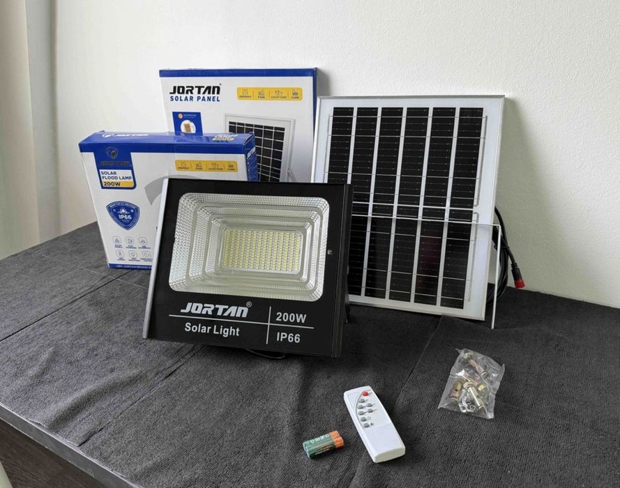 Proiector cu panou solar