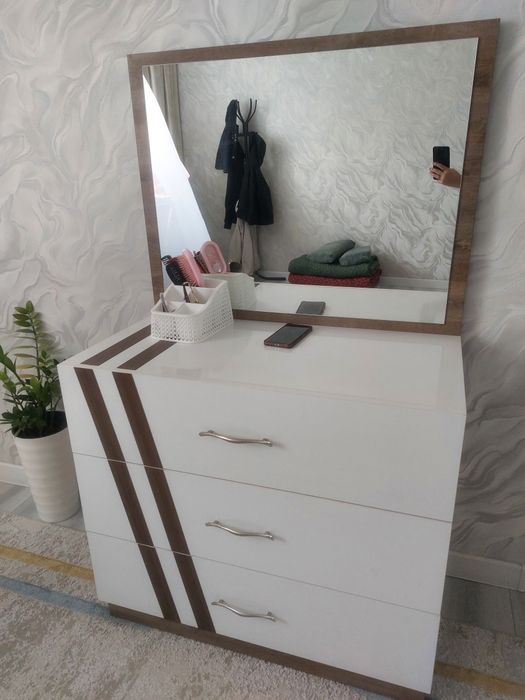 Продаётся камот  с зеркалой