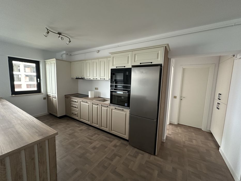 Vand apartament cu 3 camere NOU