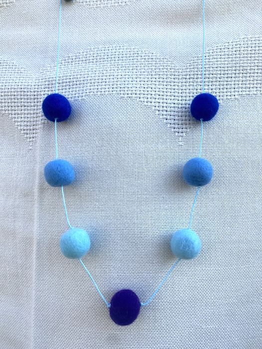 Bijuterii hand made din lana impaslita