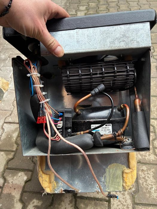 Vând frigider  mercedes MP4