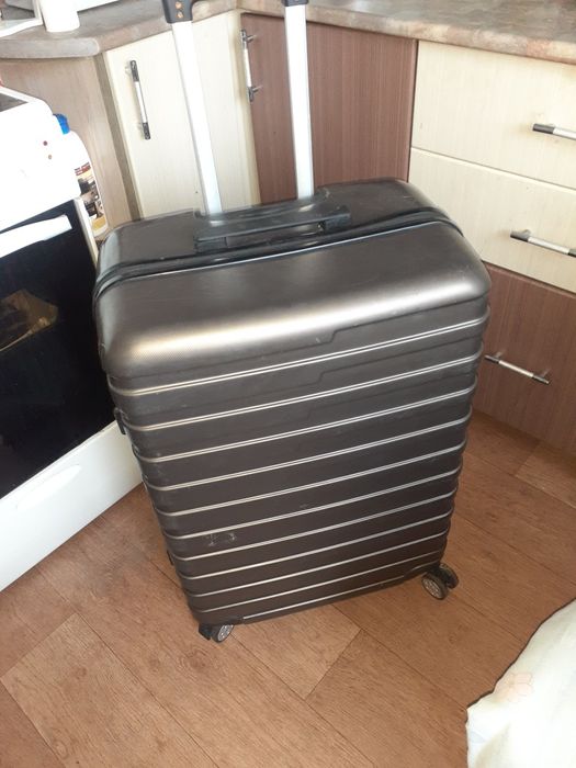 Чемодан , для дальних поездок.