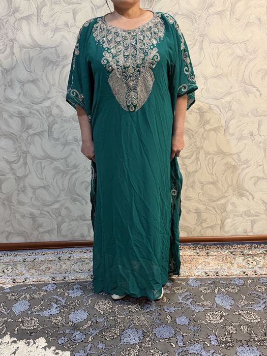 Продам  вечерние  платья с камнями