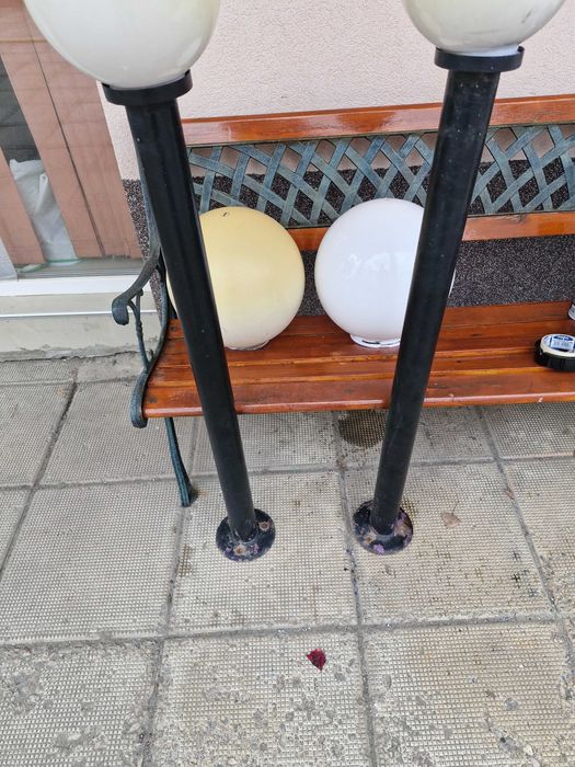 Продават се два броя градински лампи