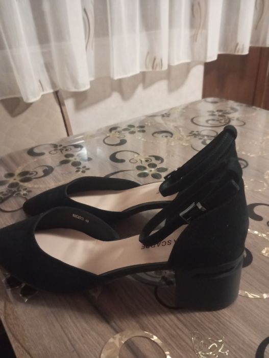 Vând pantofi eleganți