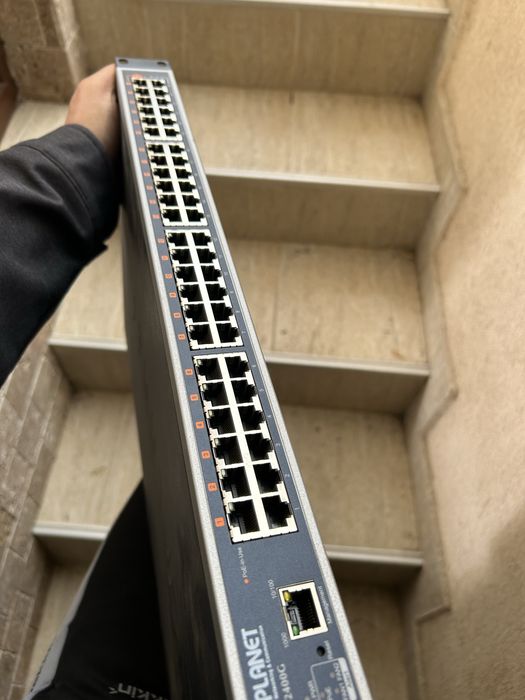 Hub switch poe 24 porturi Planet