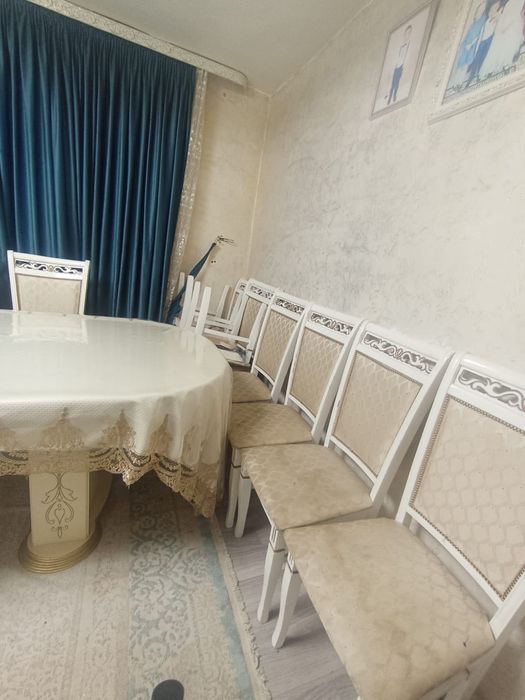 Продается стол со стульями