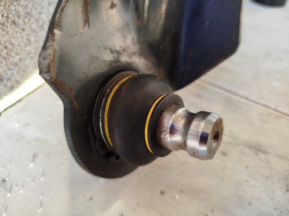 Продавам предни носачи за Рено-Меган