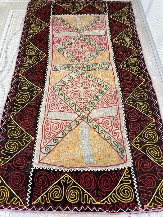 Текемет қой жүінен жасалған. Қолөнер.