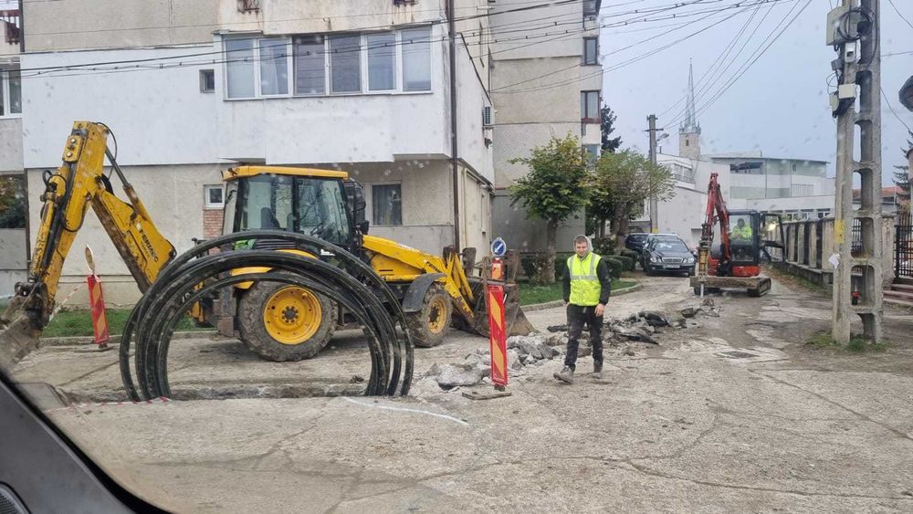 Utilaje constructii: miniexcavator Kubota 3.7t, dotat cu picon si cupe