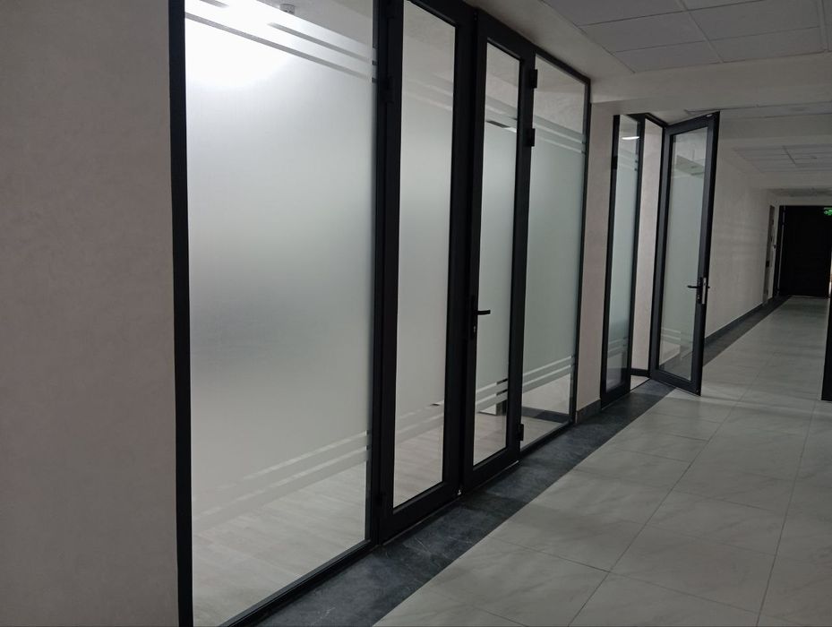 Офислар учун ойнали тусиклар.. Стеклянные перегородки для офиса