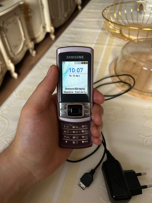 Кнопочный слайдер Samsung GT-C3050 в рабочем состоянии + зарядка