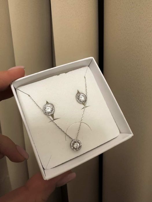 Продавам елегантен сребърен комплект бижута (обеци и колие)