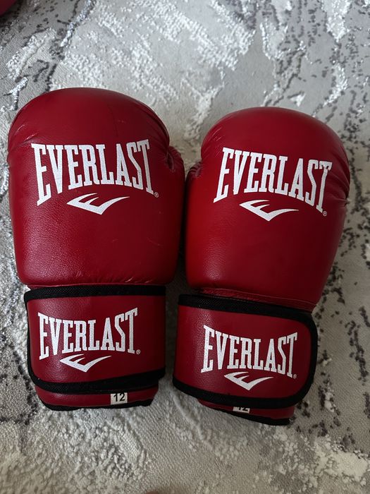 Продаю перчатки и шлем для бокса