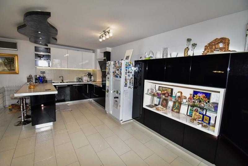 Продаваме 4-Стаен Апартамент В Кръстова вада