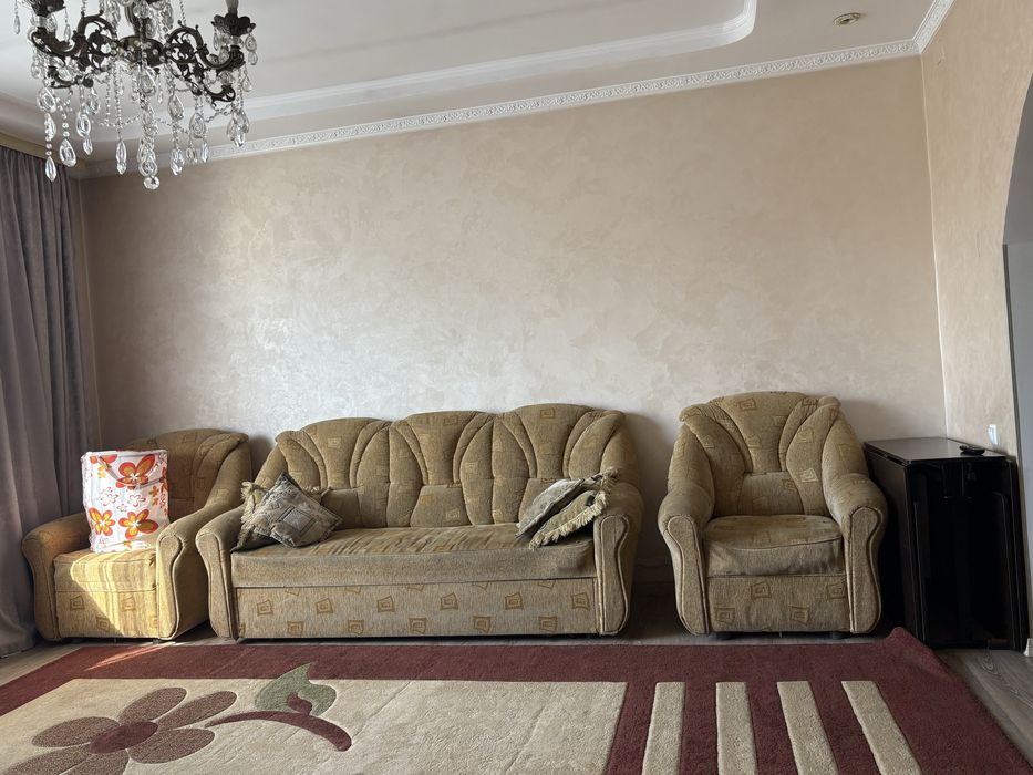 Диван старый но чистый