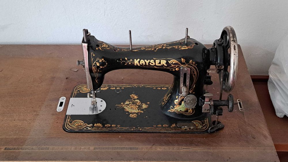 Vând mașina de cusut KAYSER
