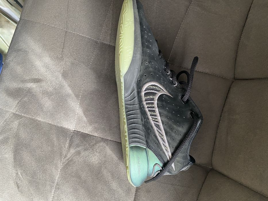 Vând adidasi de baschet LeBron 21