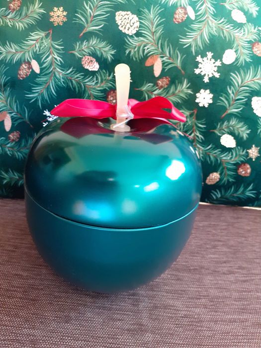 Метална кутия с форма на ябълка