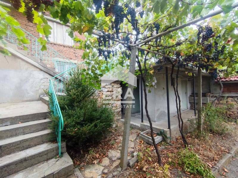 Прекрасна двуетажна къща в село Клокотница