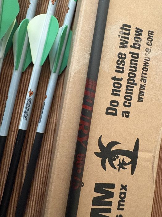 Продавам 14 броя стрели за лък