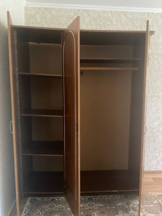 Шкаф трех дверный