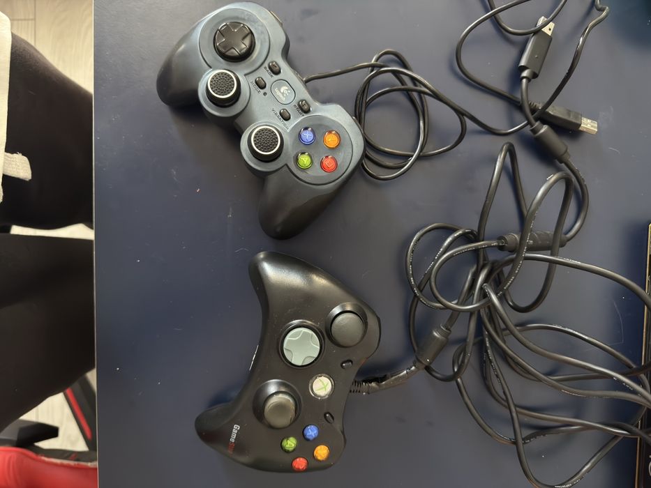 Vand doua controllere de calculator de Xbox