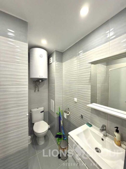 Лайънс груп Ви предлага под наем двустаен апартамент в района на ХЕИ