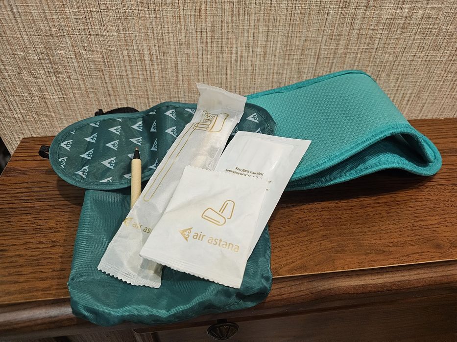 Сумочка, маска для сна, тапочки