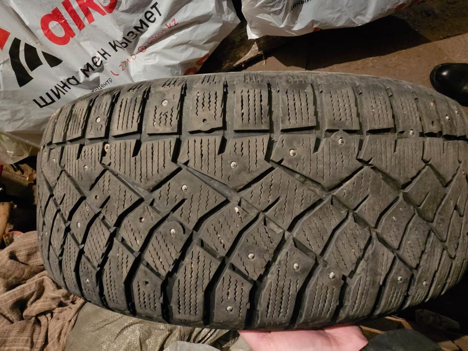 Продам шины зимние шипованные б/у