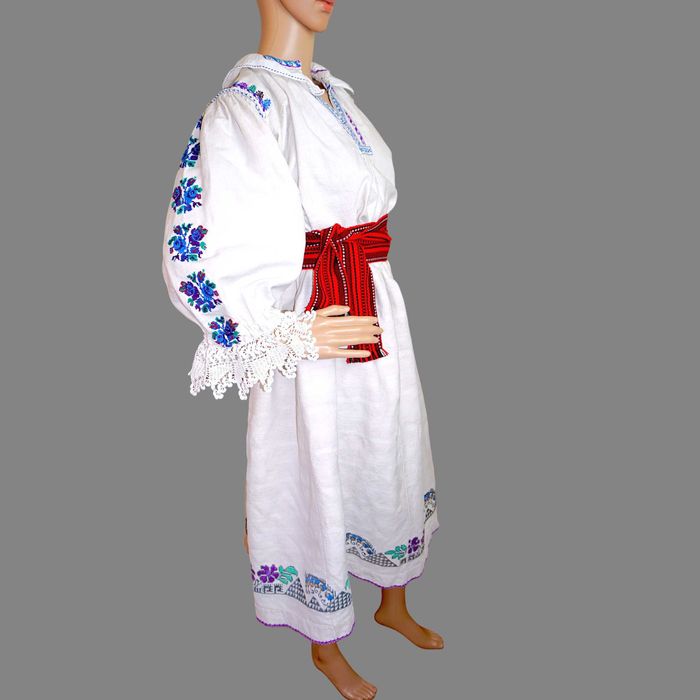 Costum popular vechi din Arad , ie veche , spacel si poale