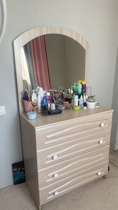 комод с зеркалом