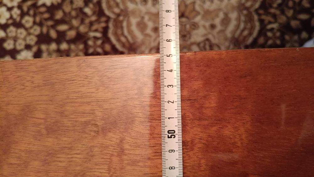 Холна маса, ретро. Лакиран и полиран фурнир, заоблени ъгли на плота.