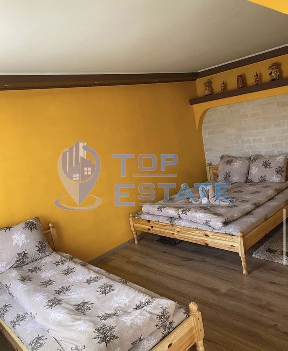 Функционираща къща за гости с басейн и панорамна гледка в село Кисьов